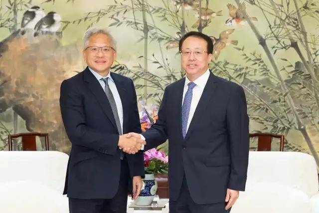 绿色甲醇第一次加注国产双燃料船舶